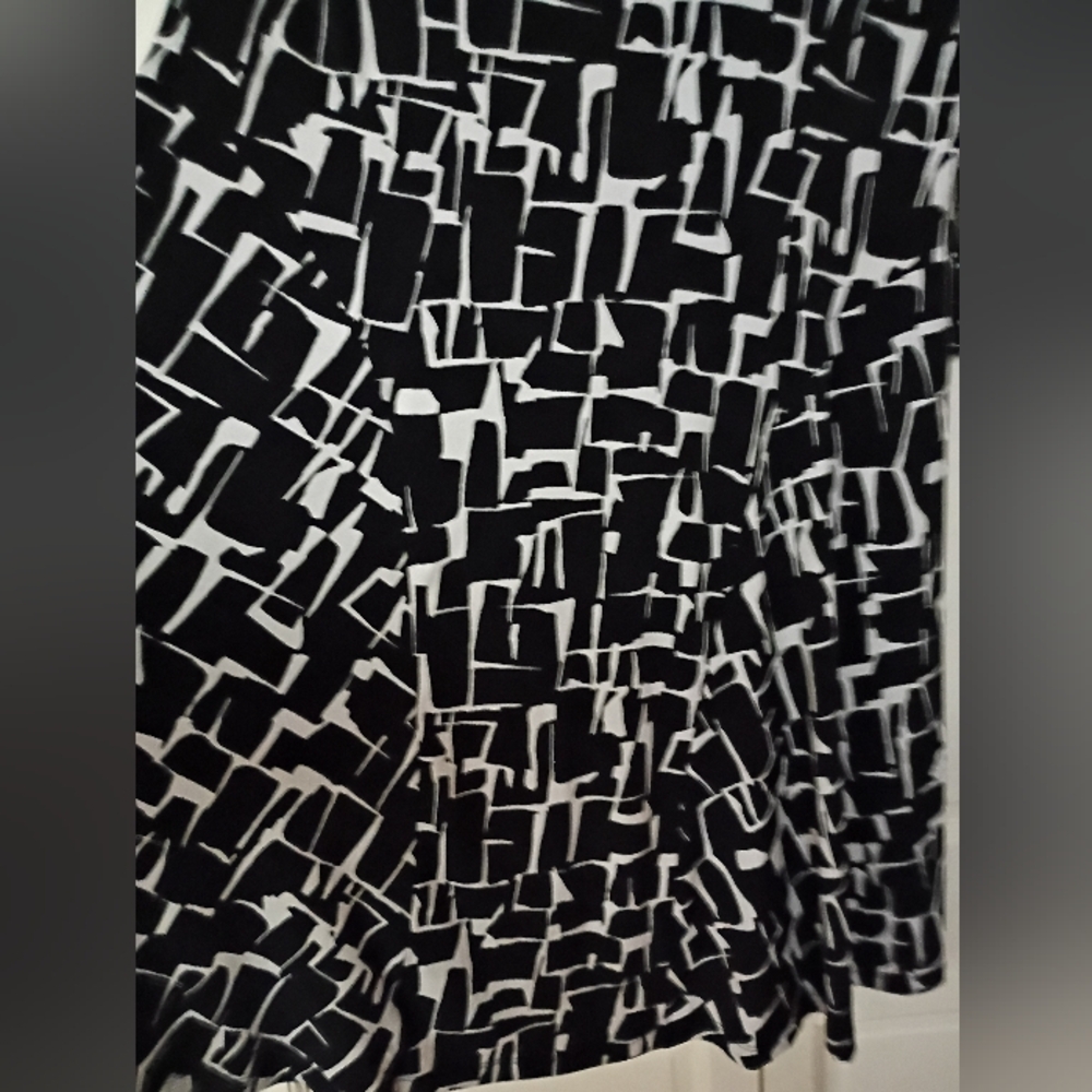 Susan Graver Black and White Abstract Long Sleeve Dress.Pit To Pit 22".New Condi - Picture 5 of 6